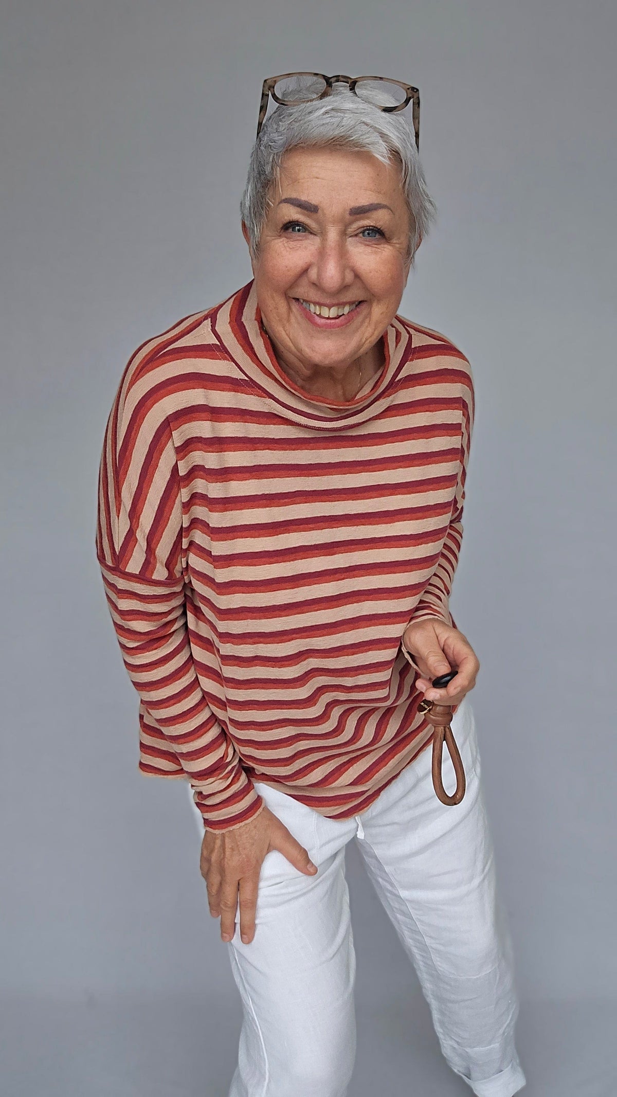 By Basics Genser By Basics- 4025 Rampegenser i striper kunstkolonialen