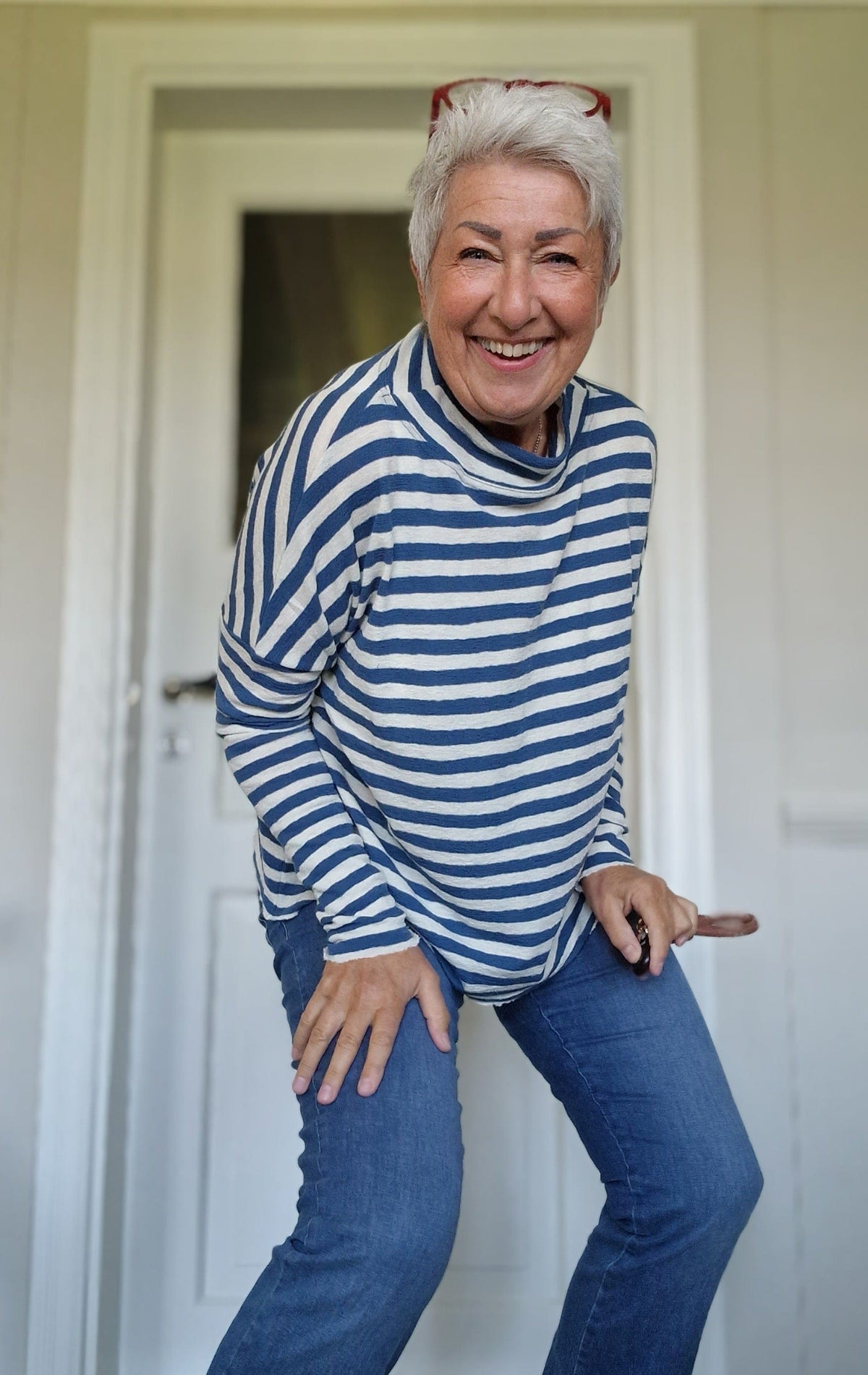 By Basics Genser By Basics- 4025 Rampegenser i striper kunstkolonialen