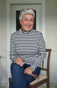 By Basics Genser S / Raw white/ Charcoal By basics- 4318 Pologenser i bomull kunstkolonialen