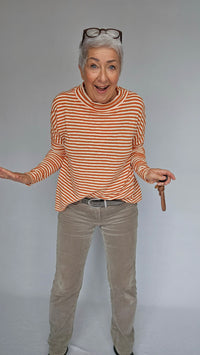 By Basics Genser S / Raw white/soft orange By Basics- 4025 Rampegenser i striper kunstkolonialen