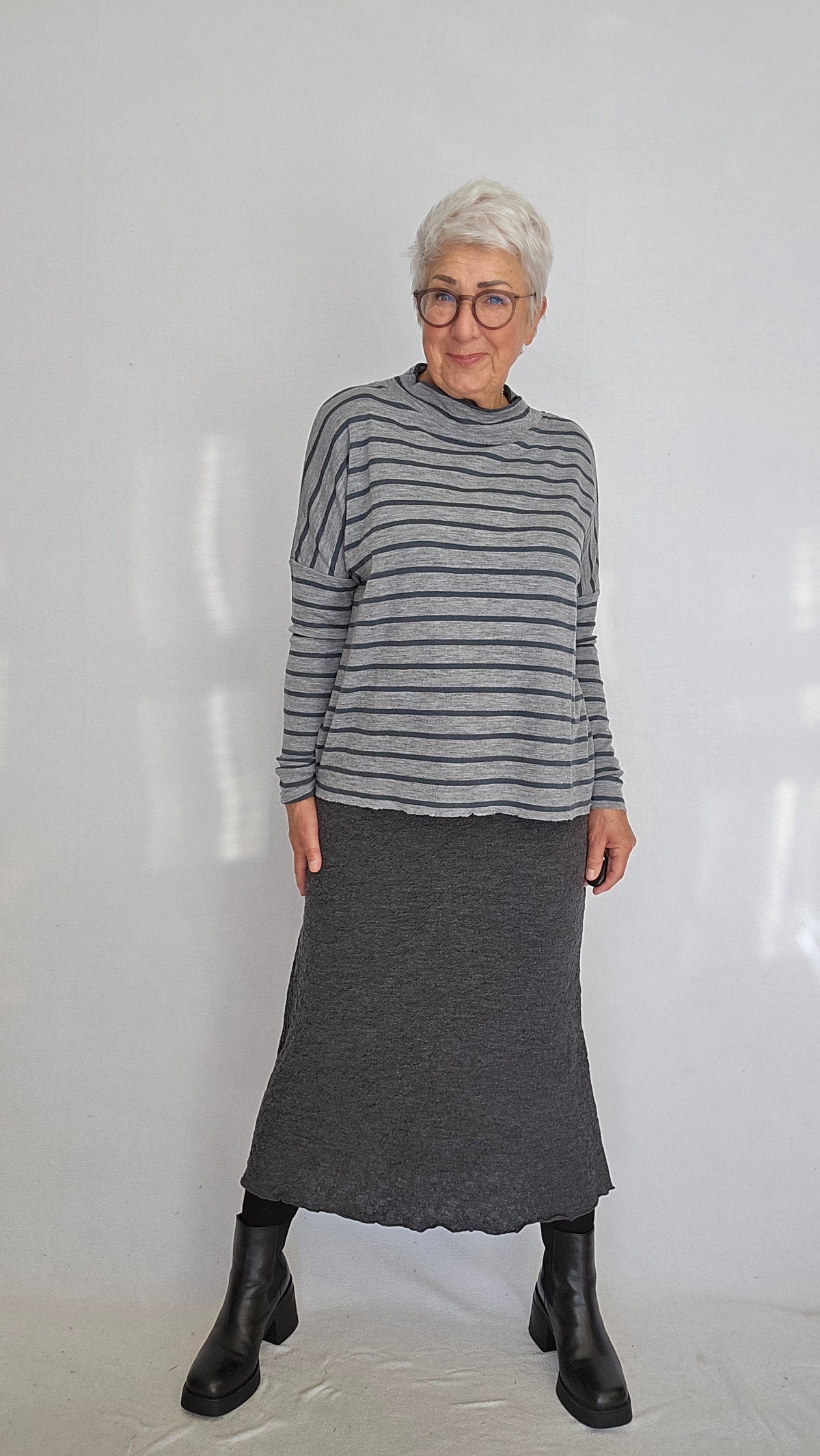 By Basics Genser S / Steel grey/ Asphalt By Basics- 4025 Rampegenser i striper kunstkolonialen