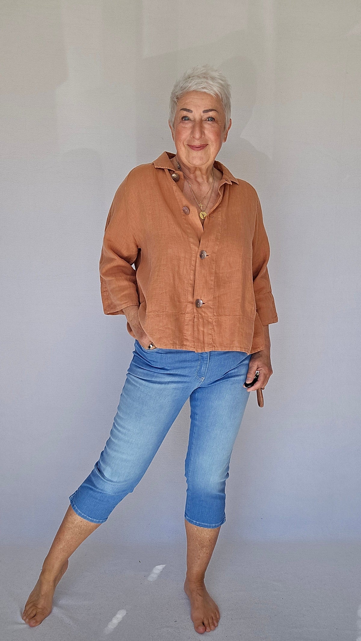 By basics Jakke OWN By basics- 12040 Kort linjakke med store perlemorsknapper kunstkolonialen