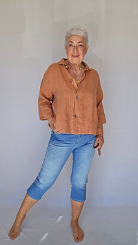 By basics Jakke OWN By basics- 12040 Kort linjakke med store perlemorsknapper kunstkolonialen