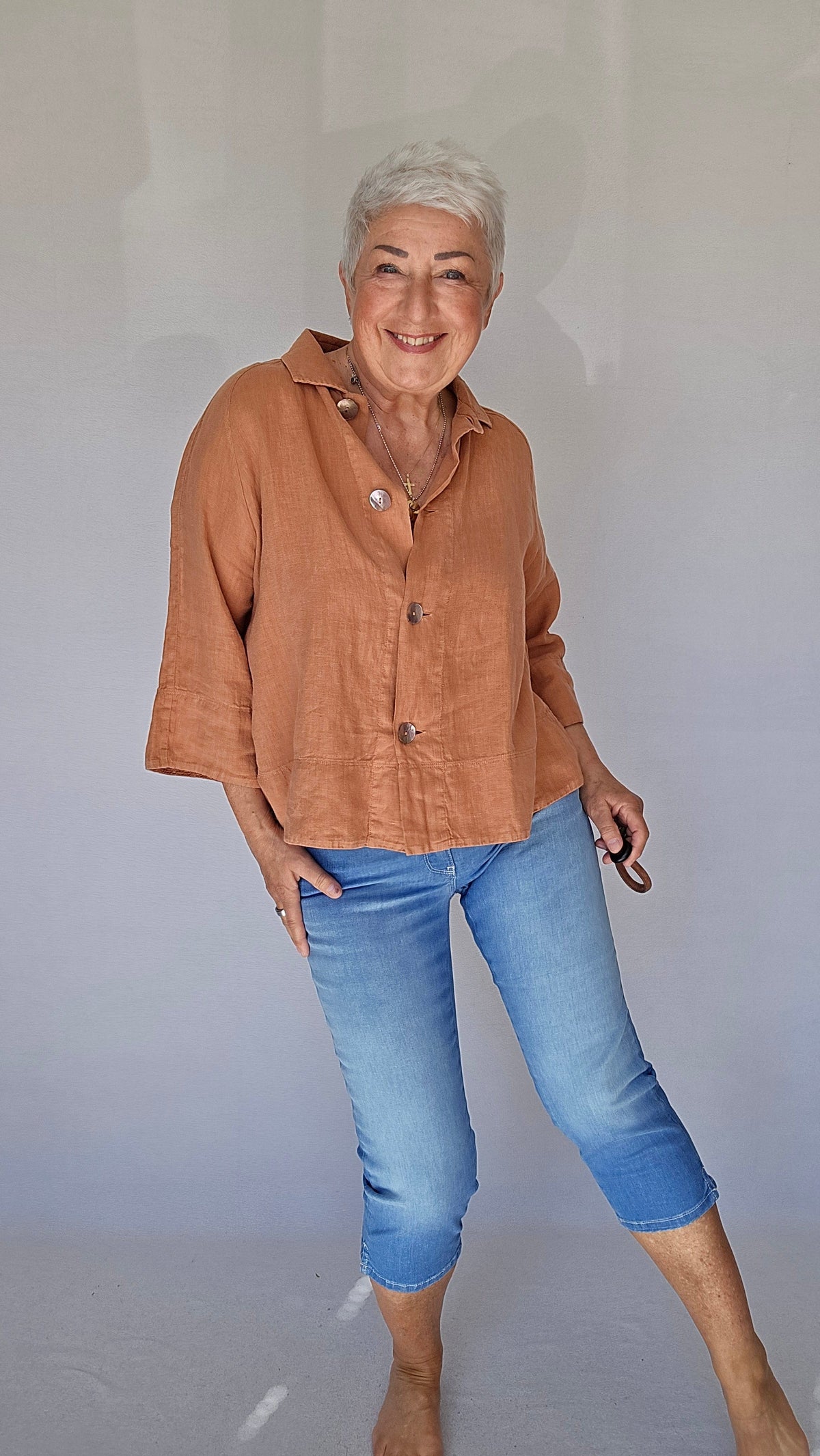 By basics Jakke OWN By basics- 12040 Kort linjakke med store perlemorsknapper kunstkolonialen