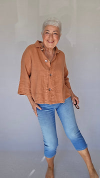 By basics Jakke OWN By basics- 12040 Kort linjakke med store perlemorsknapper kunstkolonialen