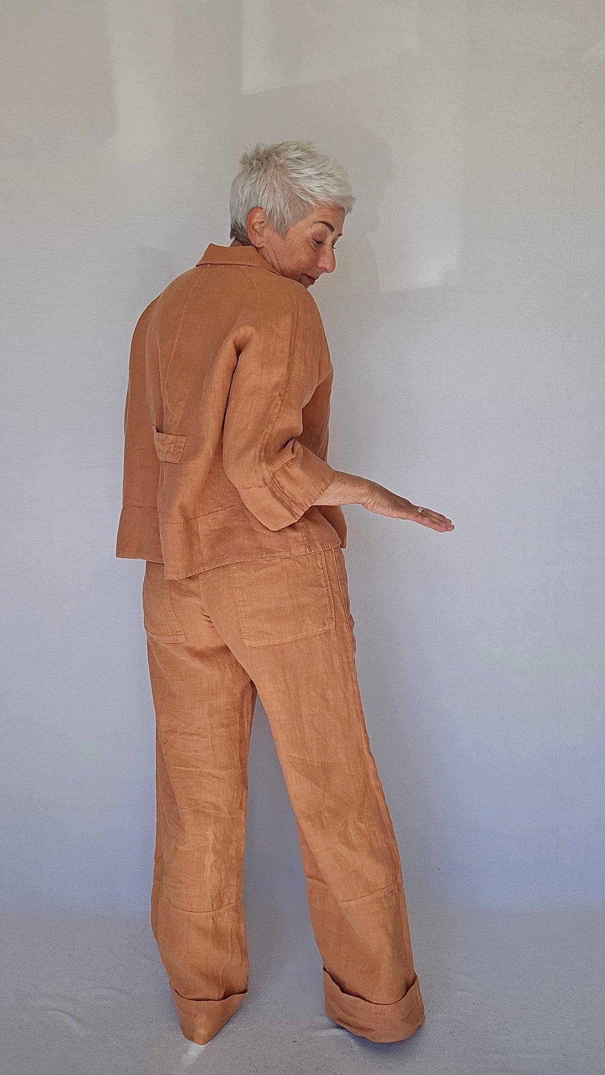 By basics Jakke OWN By basics- 12040 Kort linjakke med store perlemorsknapper kunstkolonialen