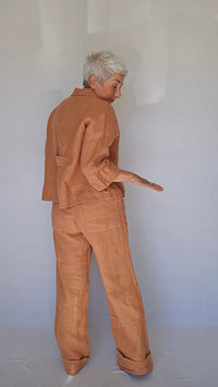 By basics Jakke OWN By basics- 12040 Kort linjakke med store perlemorsknapper kunstkolonialen