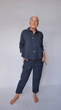 By basics Jakke OWN By basics- 12040 Kort linjakke med store perlemorsknapper kunstkolonialen