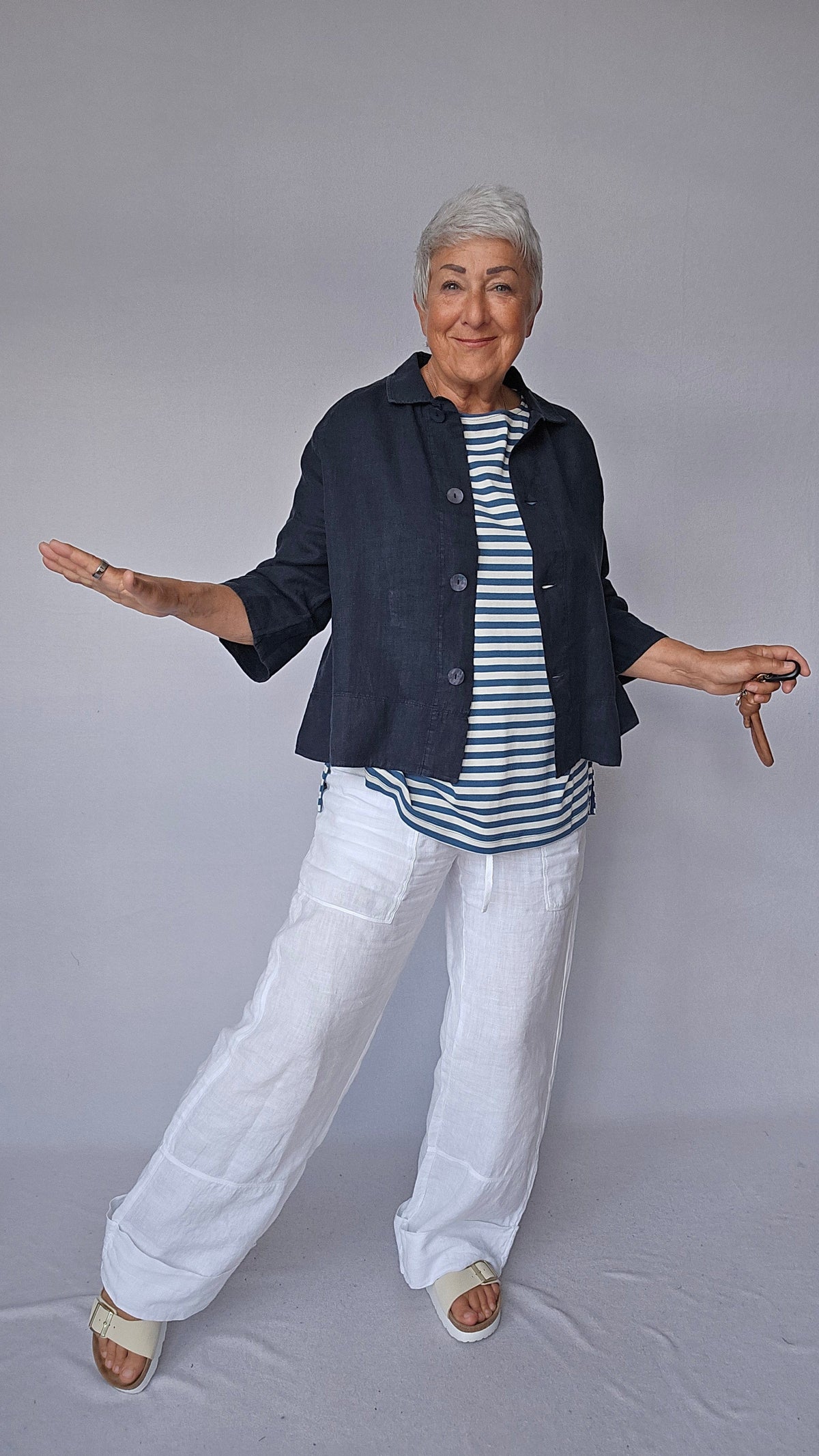 By basics Jakke OWN By basics- 12040 Kort linjakke med store perlemorsknapper kunstkolonialen