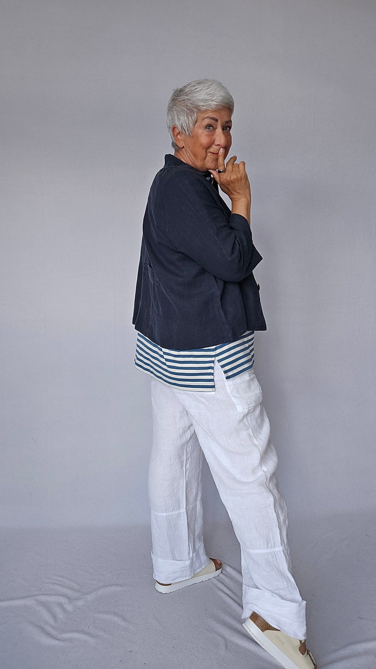 By basics Jakke OWN By basics- 12040 Kort linjakke med store perlemorsknapper kunstkolonialen