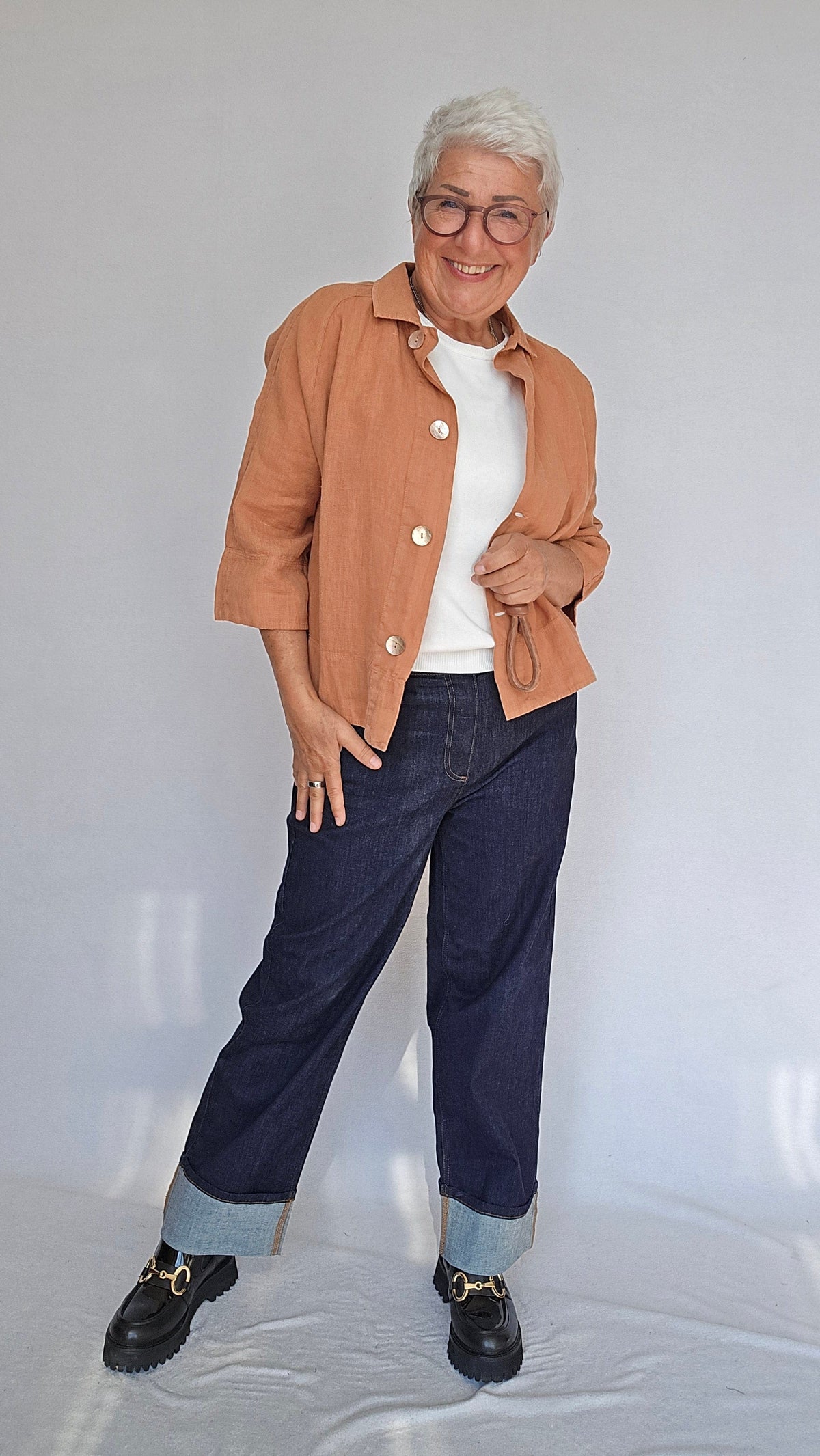 By basics Jakke Pecan Brown / M OWN By basics- 12040 Kort linjakke med store perlemorsknapper kunstkolonialen