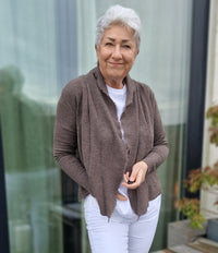 By Basics Klær & tilbehør Earth Melange / S By Basics- Short cardigan 8013 m/sjalskrave i mange farger kunstkolonialen
