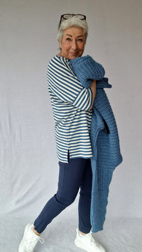 By Basics Off white/ denim blue / XS Cotton Sense By Basics- 4309 T-shirt loose med båthals kunstkolonialen