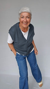 By Basics Vest Ashpalt / S By Basics- 2011 Vest m/v-hals og knapper kunstkolonialen