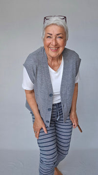 By Basics Vest By Basics- 2011 Vest m/v-hals og knapper kunstkolonialen