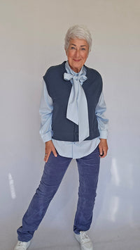 By Basics Vest By Basics- 2011 Vest m/v-hals og knapper kunstkolonialen