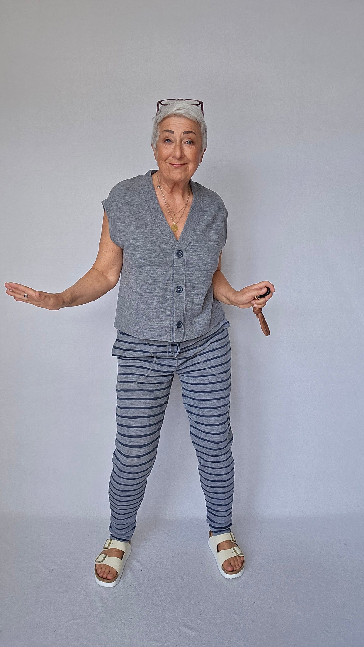 By Basics Vest Steel grey melange / S By Basics- 2011 Vest m/v-hals og knapper kunstkolonialen