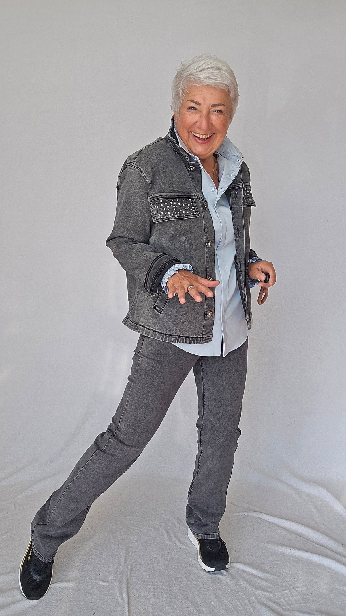 Cero Etage Jeansjakke Cero Etage-  Jeansjakke i Grey Denim m/pynt på lommene kunstkolonialen