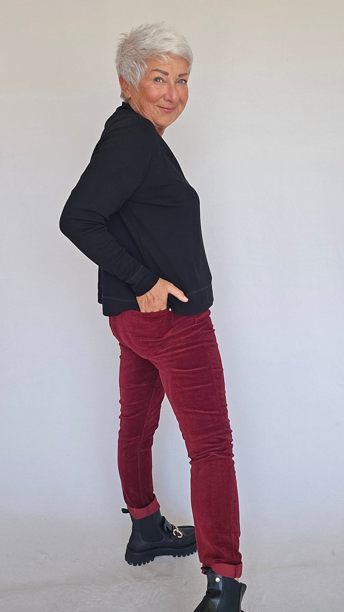 CRO Bukse 34 / Rød CRO- Suzanne Cordfløyelsbukse (smale ben) kunstkolonialen