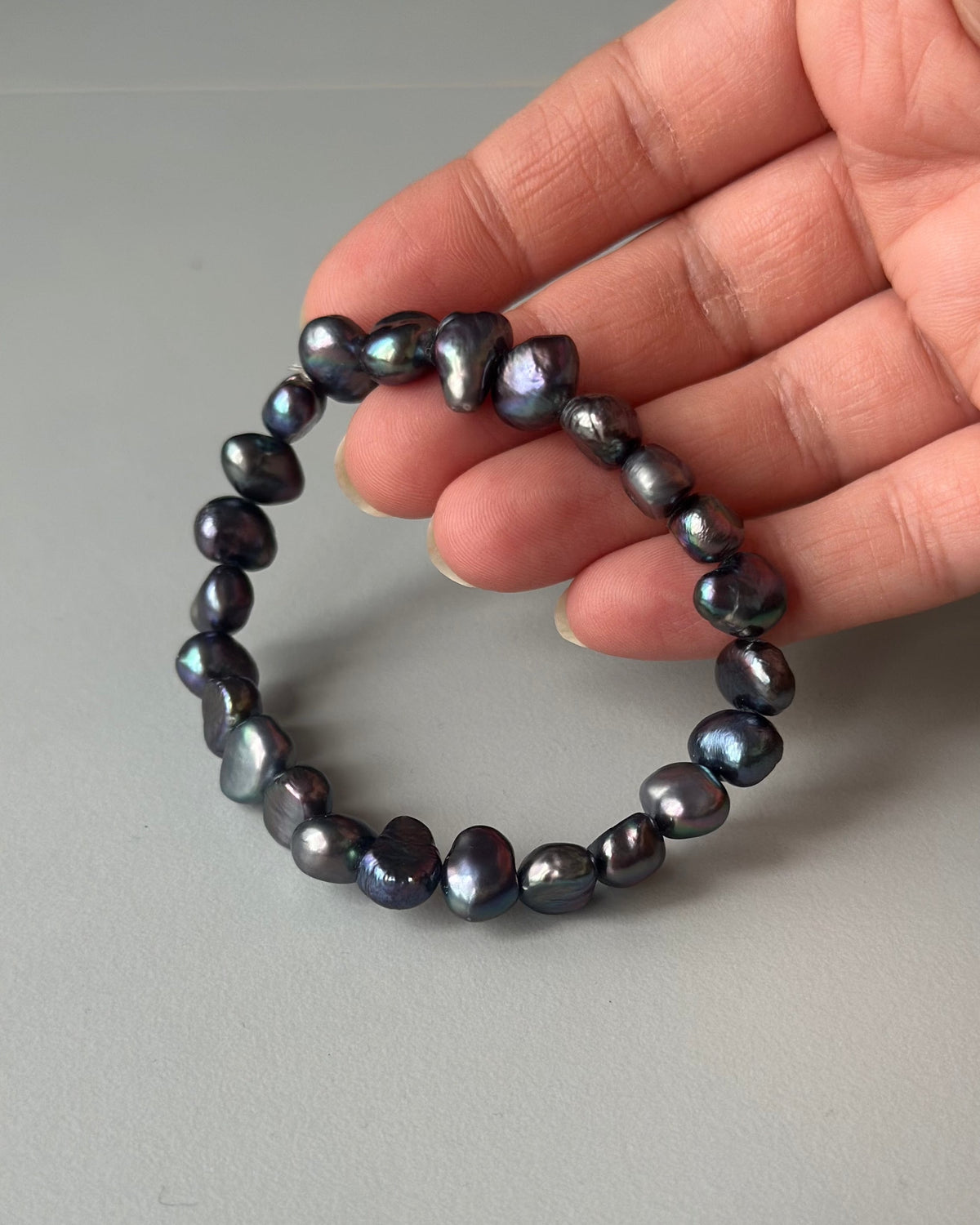 Leas Verden Armbånd Gråblå ferskvannsperler Leas verden- Armbånd med forskjellige stein kunstkolonialen