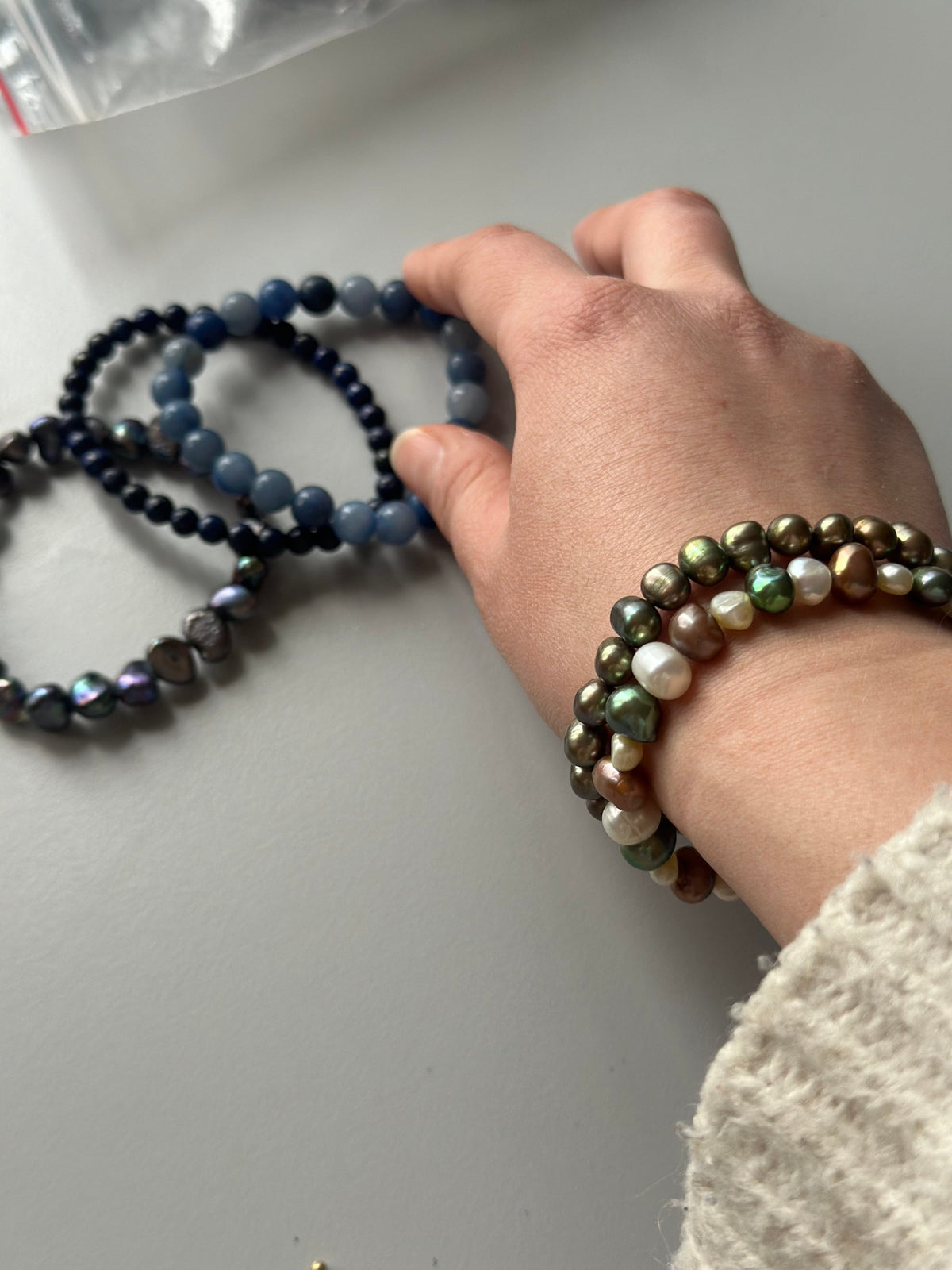 Leas Verden Armbånd Leas verden- Armbånd med forskjellige stein kunstkolonialen