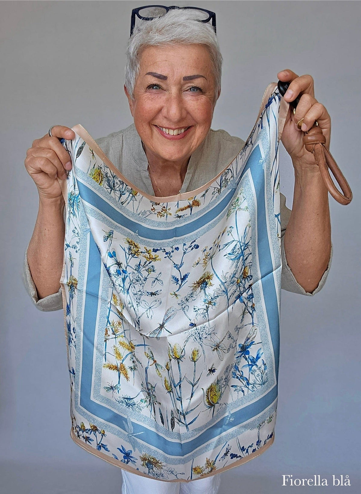 Leas Verden Skjerf Fiorella blå Leas Verden- Silkeskjerf 53 x 53 cm kunstkolonialen