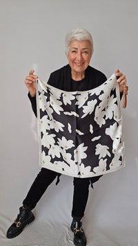 Leas Verden Skjerf Leas Verden- Silkeskjerf 53 x 53 cm kunstkolonialen