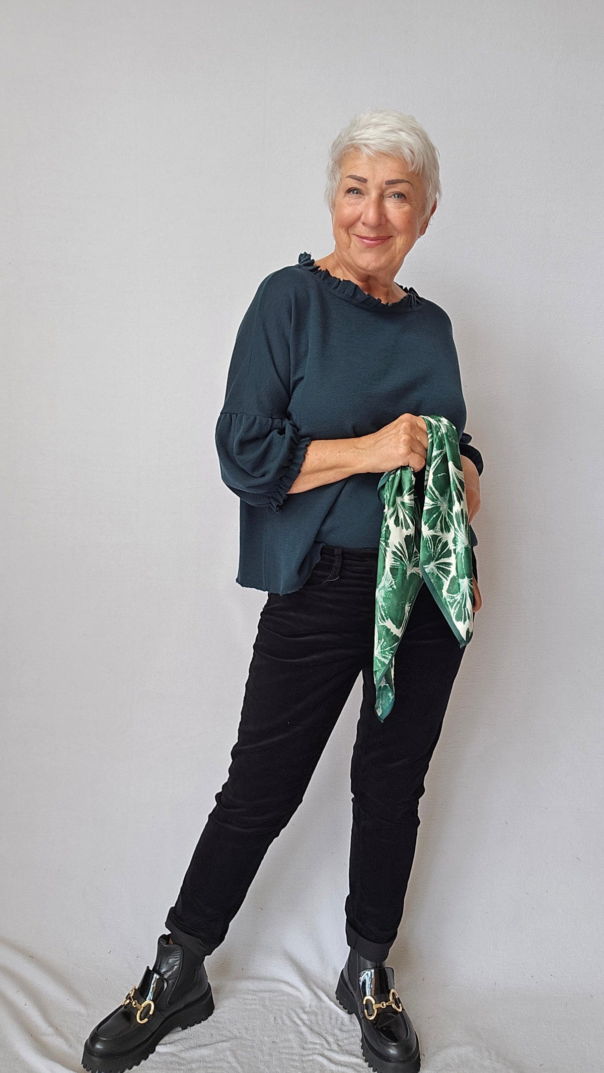 Leas Verden Skjerf Leas Verden- Silkeskjerf 53 x 53 cm kunstkolonialen