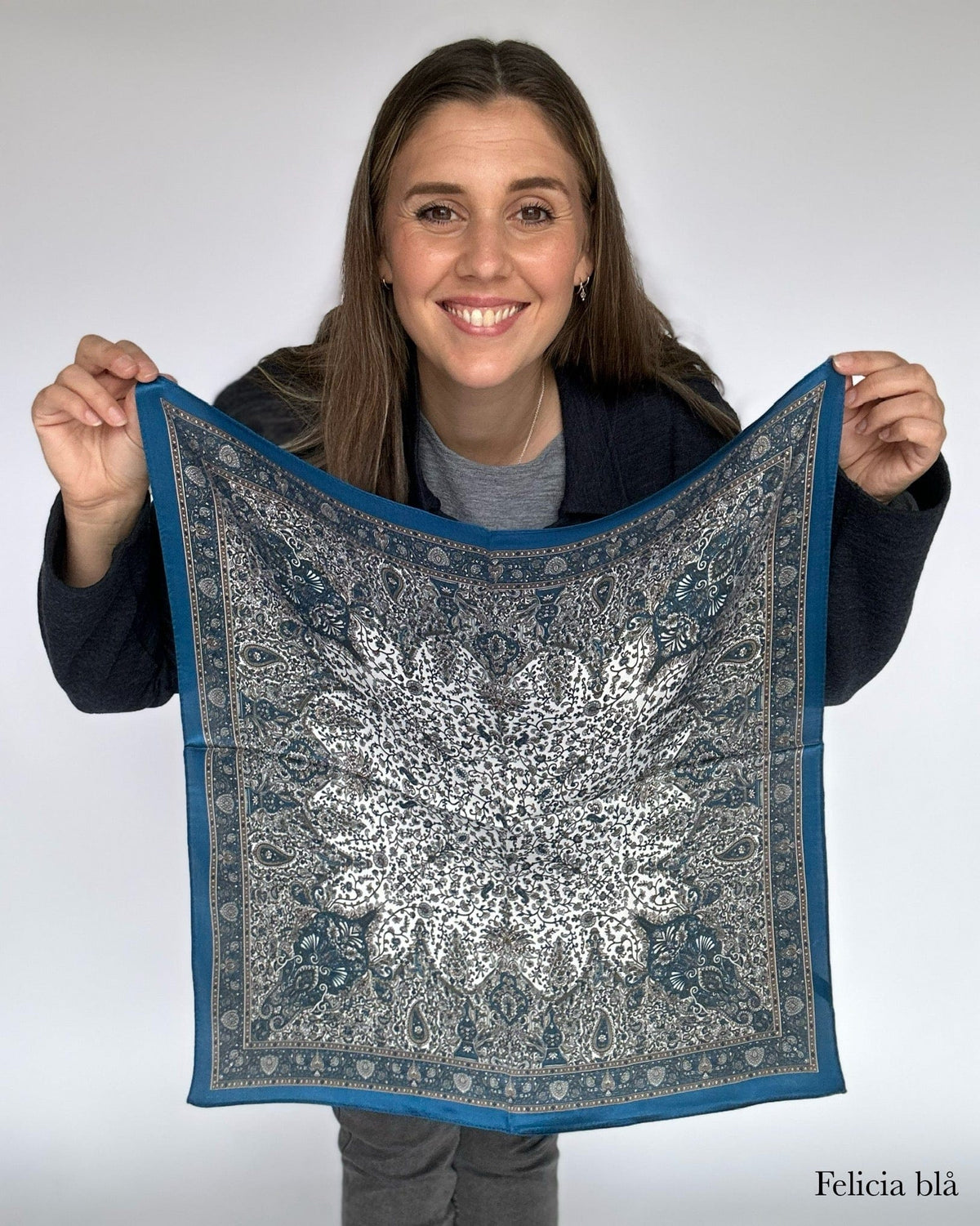 Leas Verden Skjerf Leas Verden- Silkeskjerf 53 x 53 cm kunstkolonialen