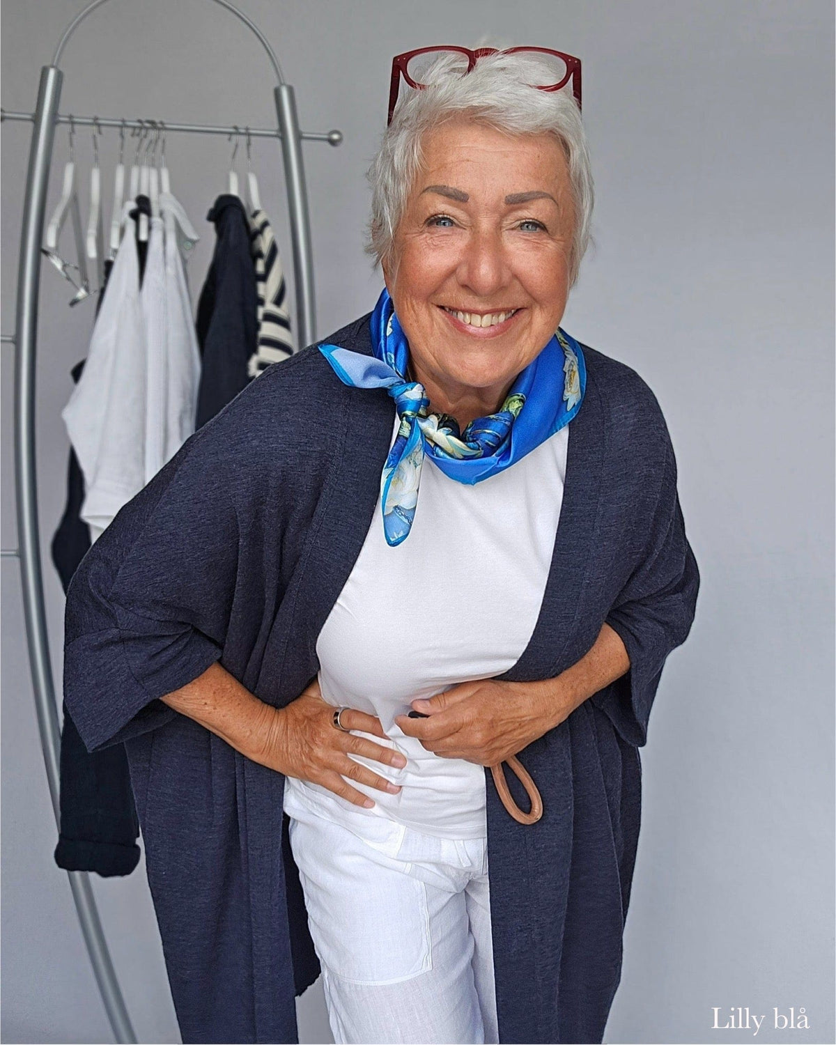 Leas Verden Skjerf Lilly blå Leas Verden- Silkeskjerf 53 x 53 cm kunstkolonialen