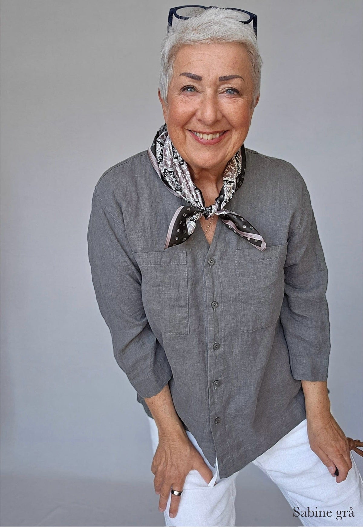 Leas Verden Skjerf Sabine grå Leas Verden- Silkeskjerf 53 x 53 cm kunstkolonialen