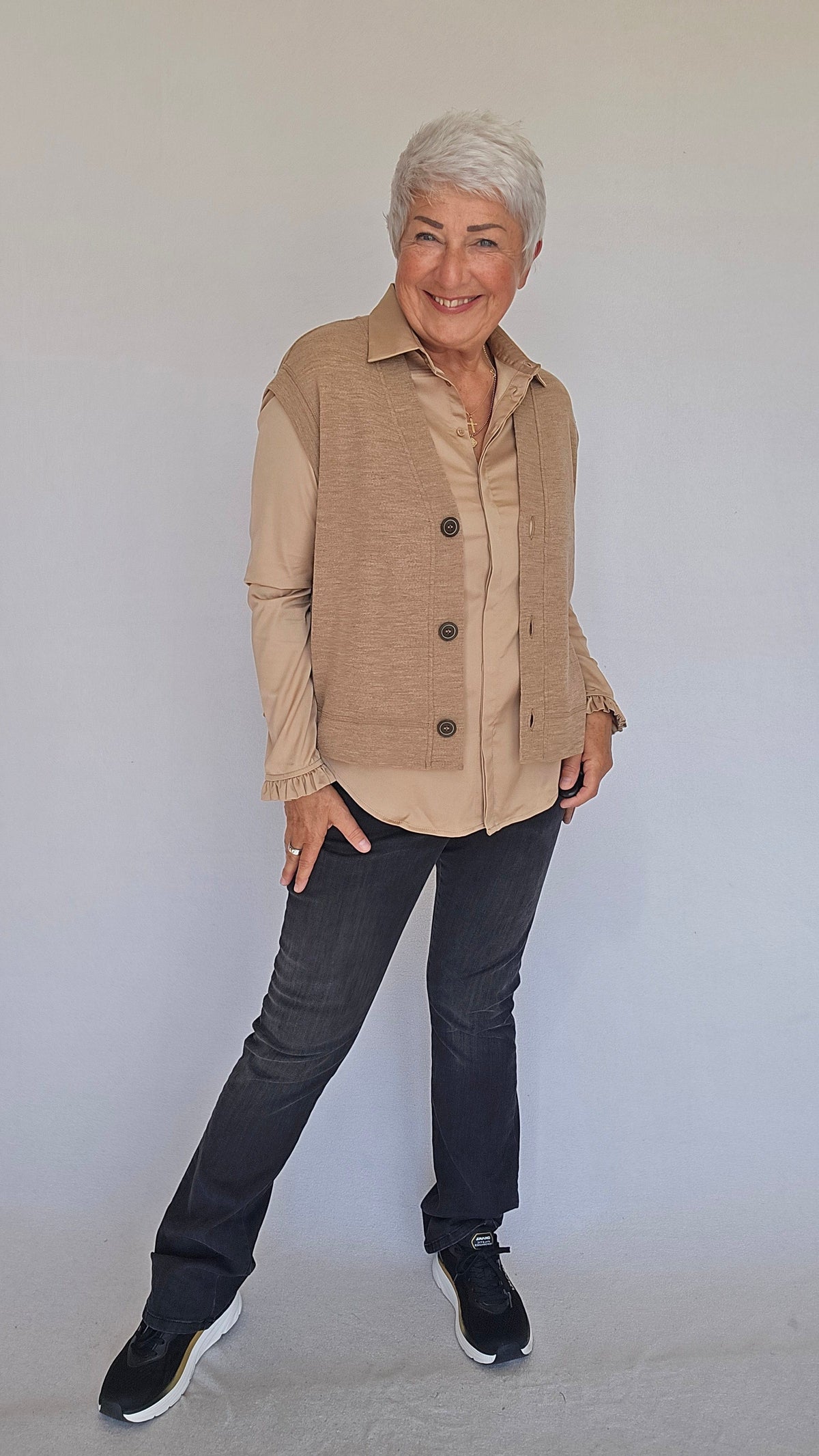 Lundgaard skjorte Lundgaard- Pen bluse med god stretch,og rysjer på mansjetten kunstkolonialen