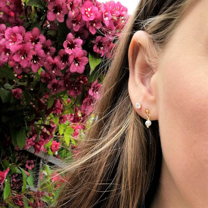 Natali Smykker Smykker Hvit perle Natali- Studs m/ søte heng- Forgylt sølv kunstkolonialen