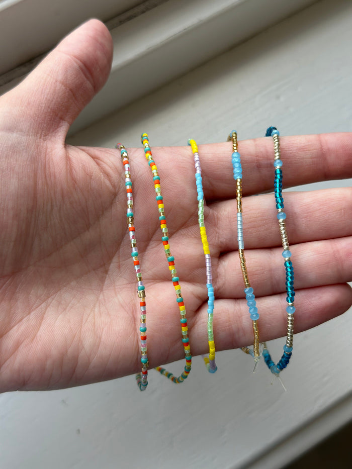 Natali Smykker Smykker Natali- Ankellenker m/miniperler på strikktråd kunstkolonialen