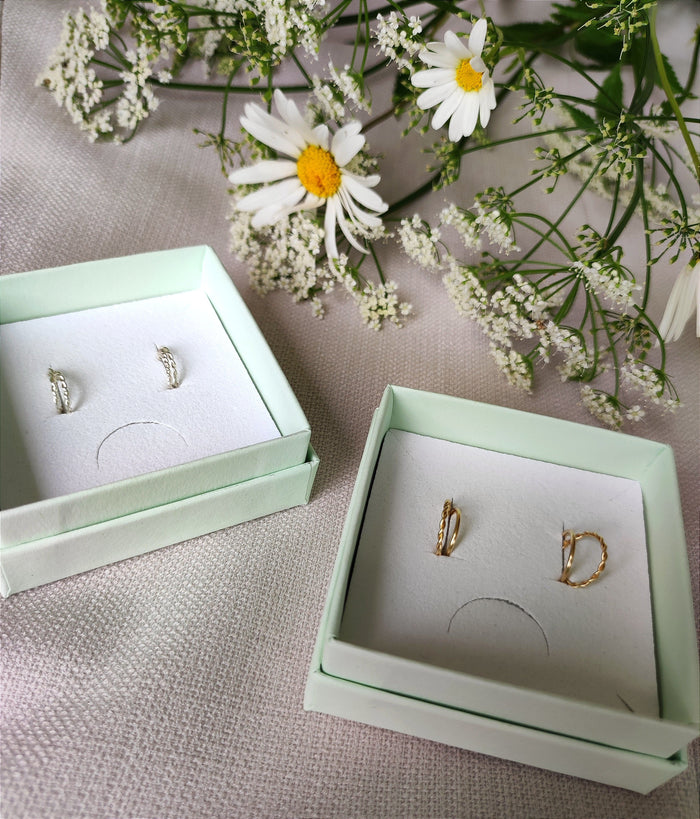 Natali Smykker Smykker Natali- Hverdagsøreringer tvinnet- I 925 sølv og forgylt sølv- I flere størrelser kunstkolonialen