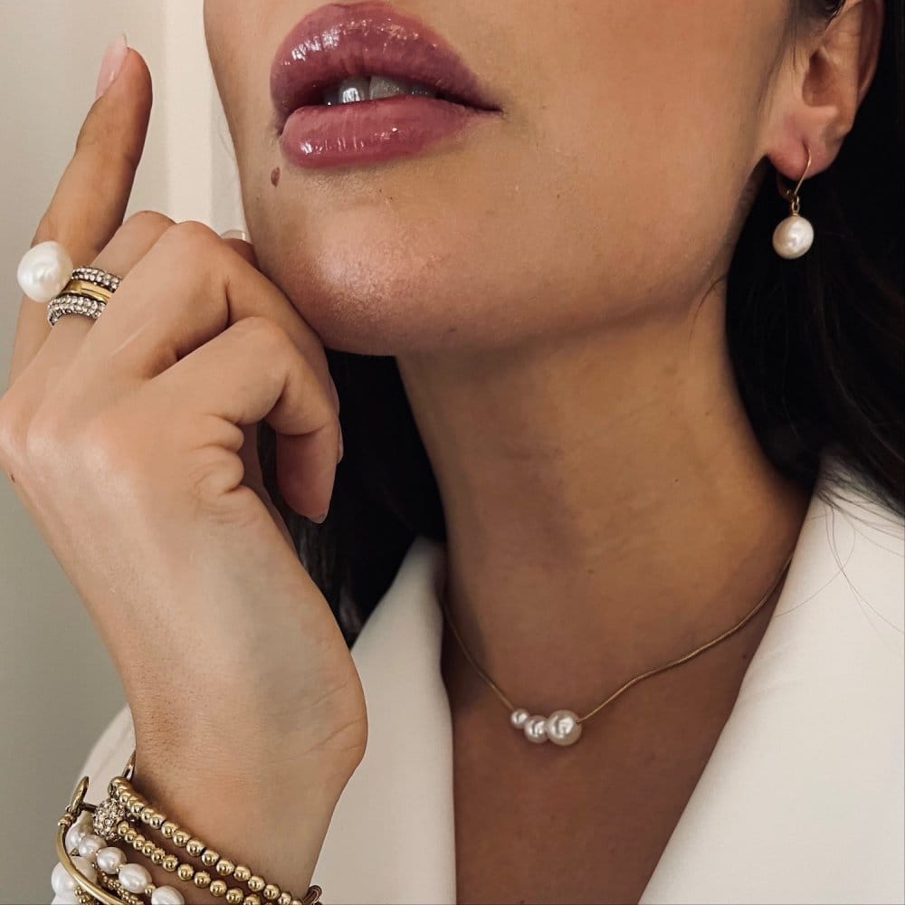 BUD TO ROSE Ørepynt BUD TO ROSE- Shellpearl Hook Earring 10 mm gold kunstkolonialen