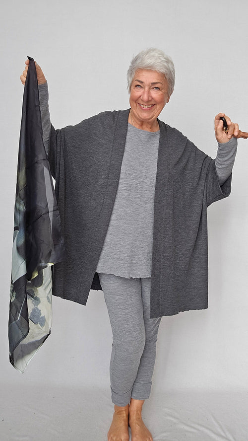 By Basics Cardigan Antrasitt melange By Basics- 8018 Cardigan med ekstra vidde, One size kunstkolonialen