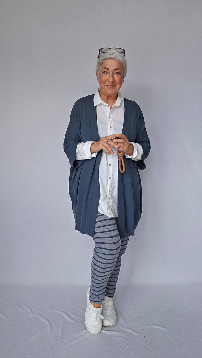By Basics Cardigan Asphalt By Basics- 8018 Cardigan med ekstra vidde, One size kunstkolonialen