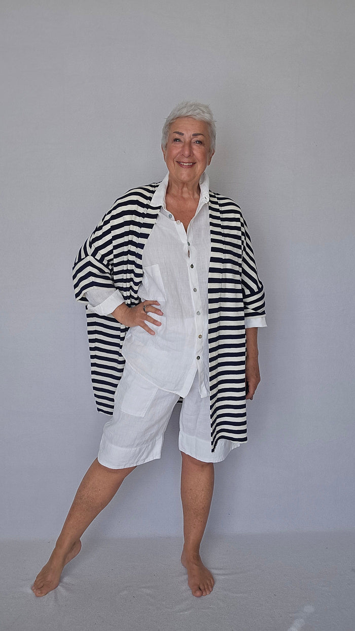By Basics Cardigan Raw white/navy blue By Basics- 8018 Cardigan med ekstra vidde, One size kunstkolonialen