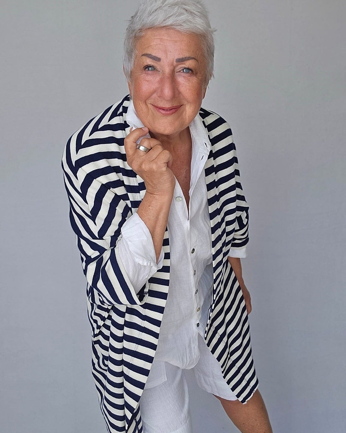 By Basics Cardigan Raw white/navy blue by basics- 8018 Cardigan med ekstra vidde, One size kunstkolonialen