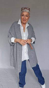 By Basics Cardigan Steel Grey By Basics- 8018 Cardigan med ekstra vidde, One size kunstkolonialen