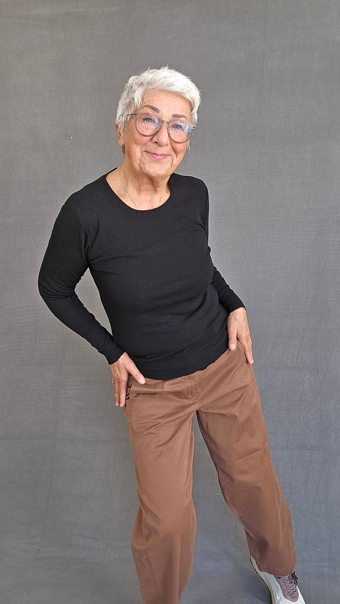 By Basics Genser Black / S by basics- 4002 Topp med rund hals og lange ermer kunstkolonialen