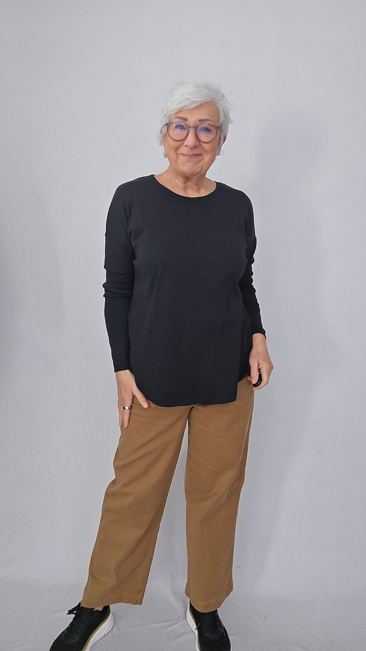 By Basics Genser Black / S Cotton Sense by basics- 4306 Basic bomullsgenser i løs modell kunstkolonialen