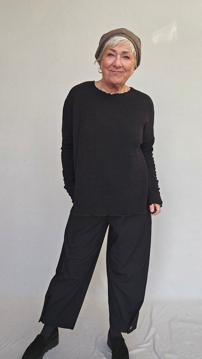 By Basics Genser Black / XS-S by basics- Bubblewool 4504 litt løs genser m/rund hals kunstkolonialen