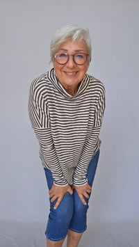 By Basics Genser by basics- 4025 Rampegenser i striper kunstkolonialen