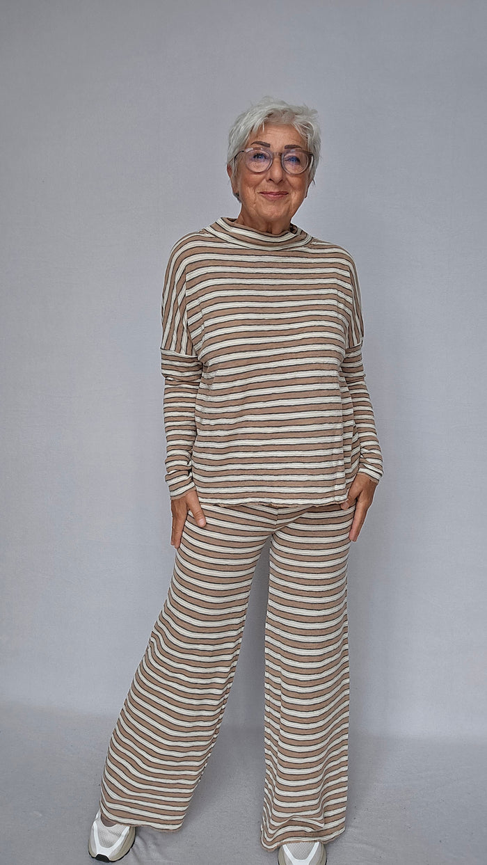 By Basics Genser by basics- 4025 Rampegenser i striper kunstkolonialen