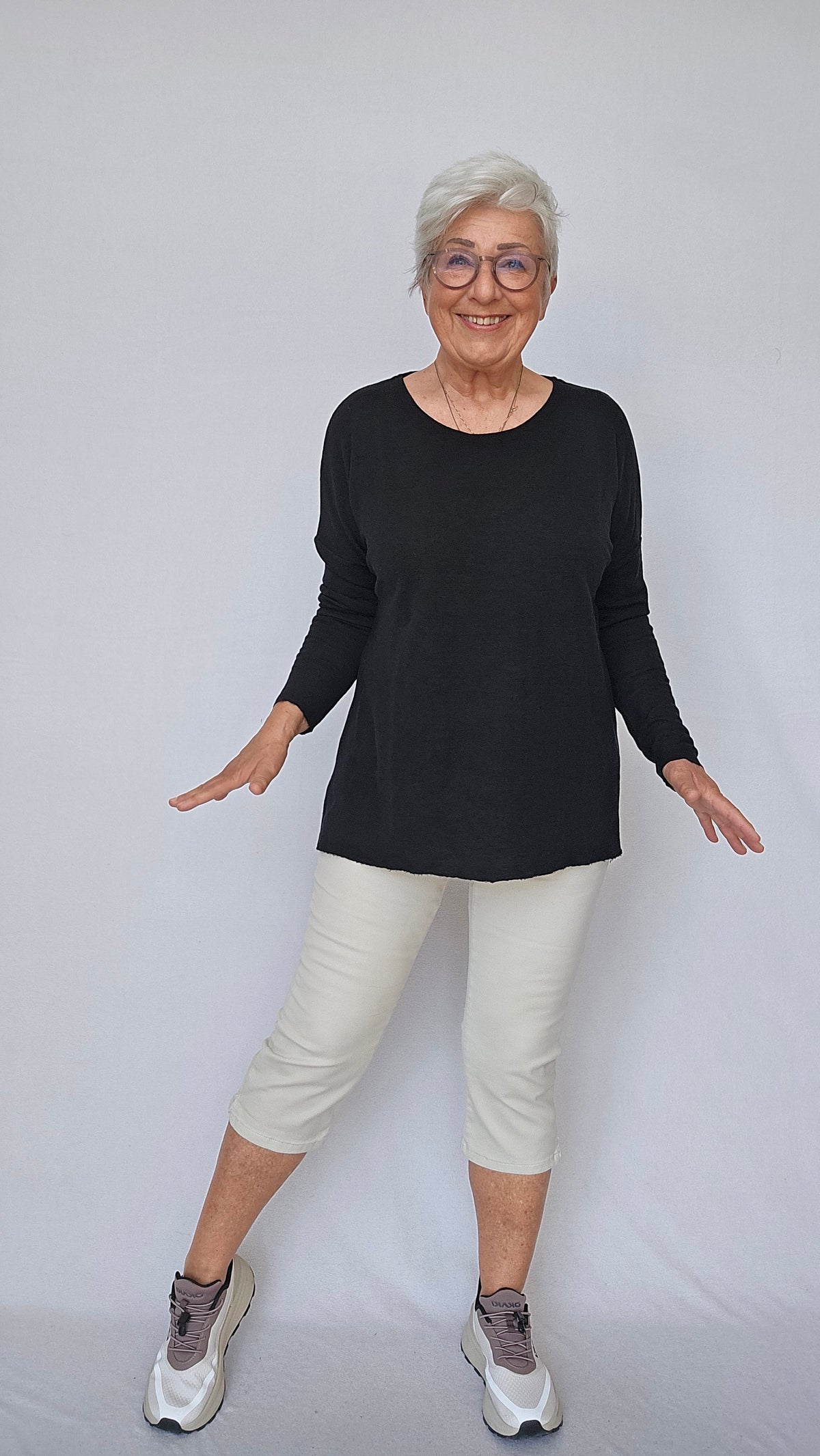 By Basics Genser by basics- 4039 Litt løs genser med rund hals kunstkolonialen
