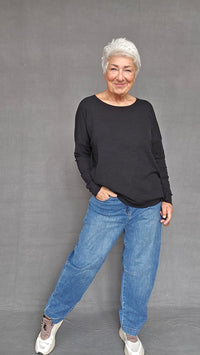 By Basics Genser S / Black by basics- 4039 Litt løs genser med rund hals kunstkolonialen