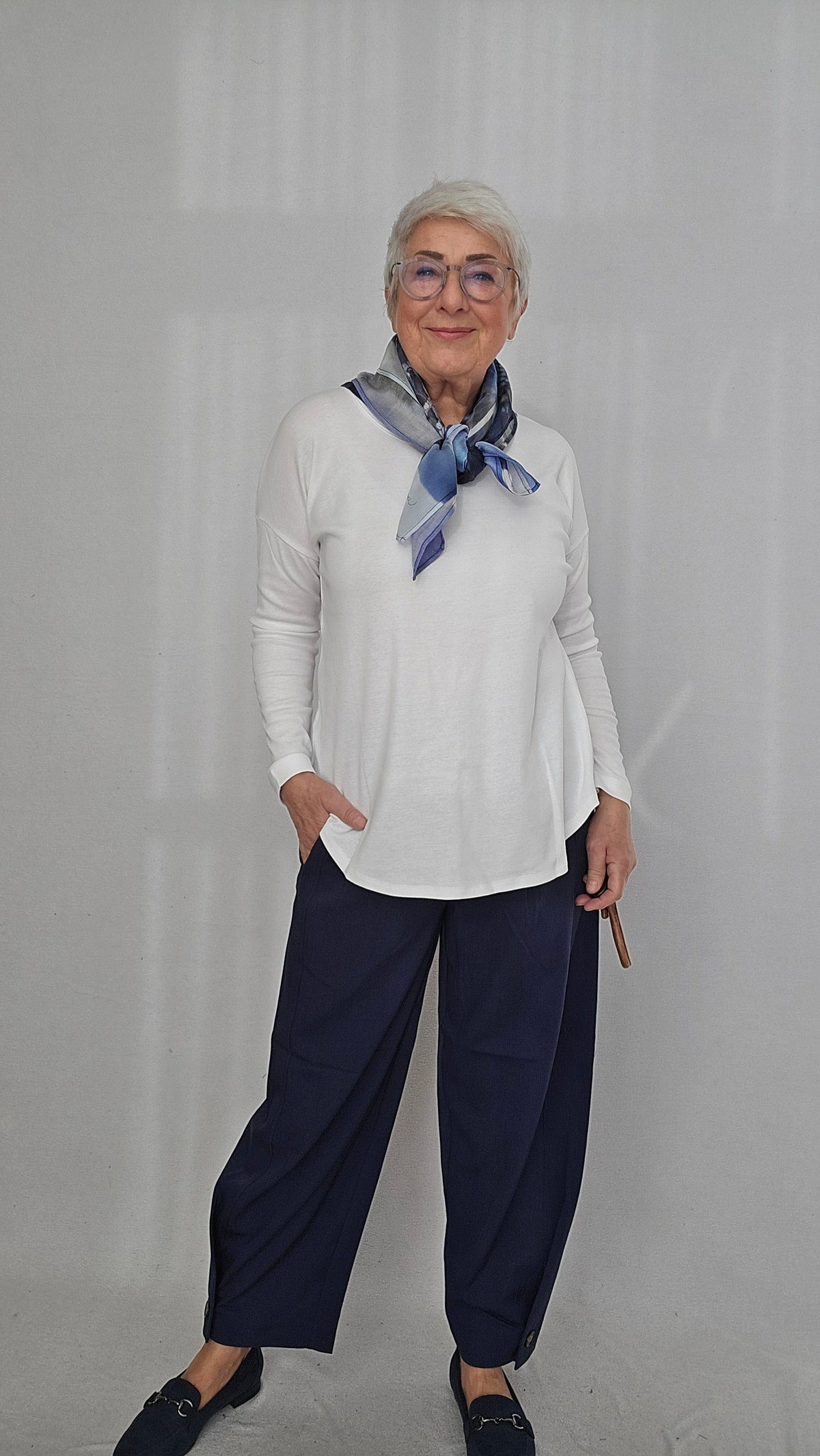 By Basics Genser White / S Cotton Sense by basics- 4306 Basic bomullsgenser i løs modell kunstkolonialen