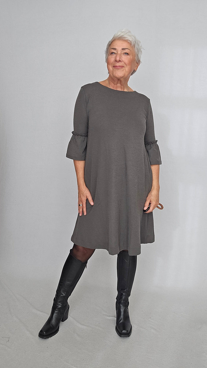 By Basics Kjole By Basics- 7030 Kjole med 3/4 trompet-erm kunstkolonialen